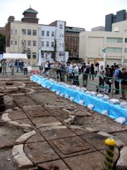 港の歴史を伝える貴重な遺構が公開され、大勢の市民らが足を運んだ見学会=象の鼻地区